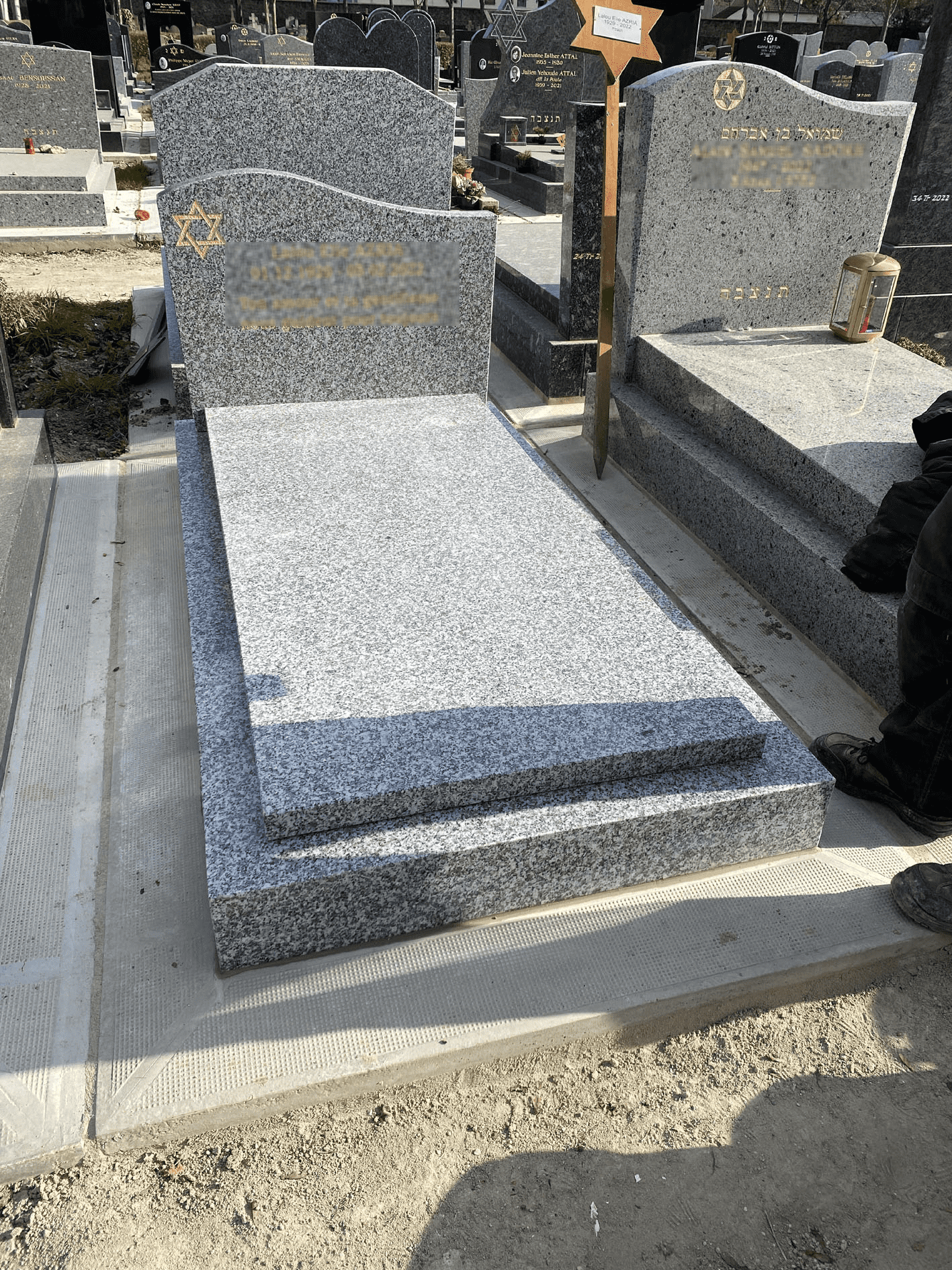 Monument Miroda avec stèle en gris du Tarn, cimetière en Seine-Saint-Denis (93)